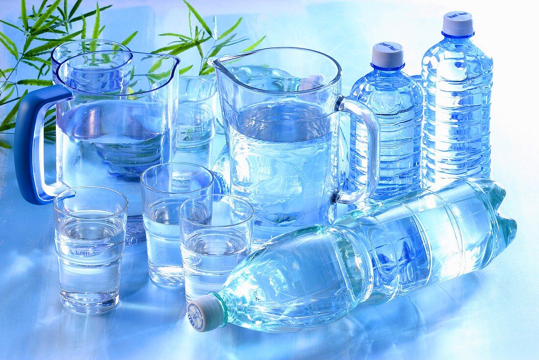Wasser in Gläsern, Krügen und Plastikflaschen