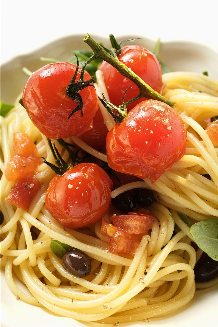 Spaghetti mit Kirschtomaten und Oliven