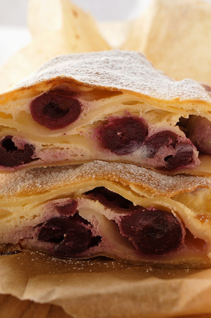 Zwei Stücke Kirschstrudel mit Puderzucker