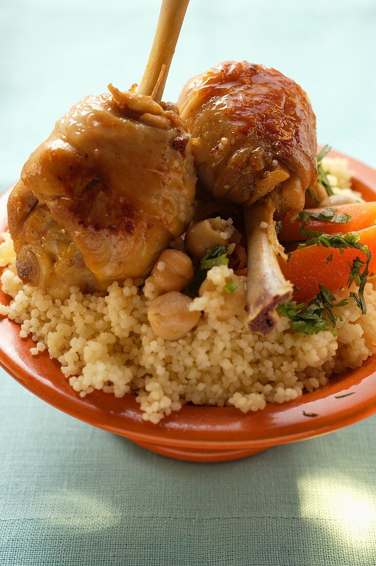 Hähnchenkeulen und Gemüse auf Couscous