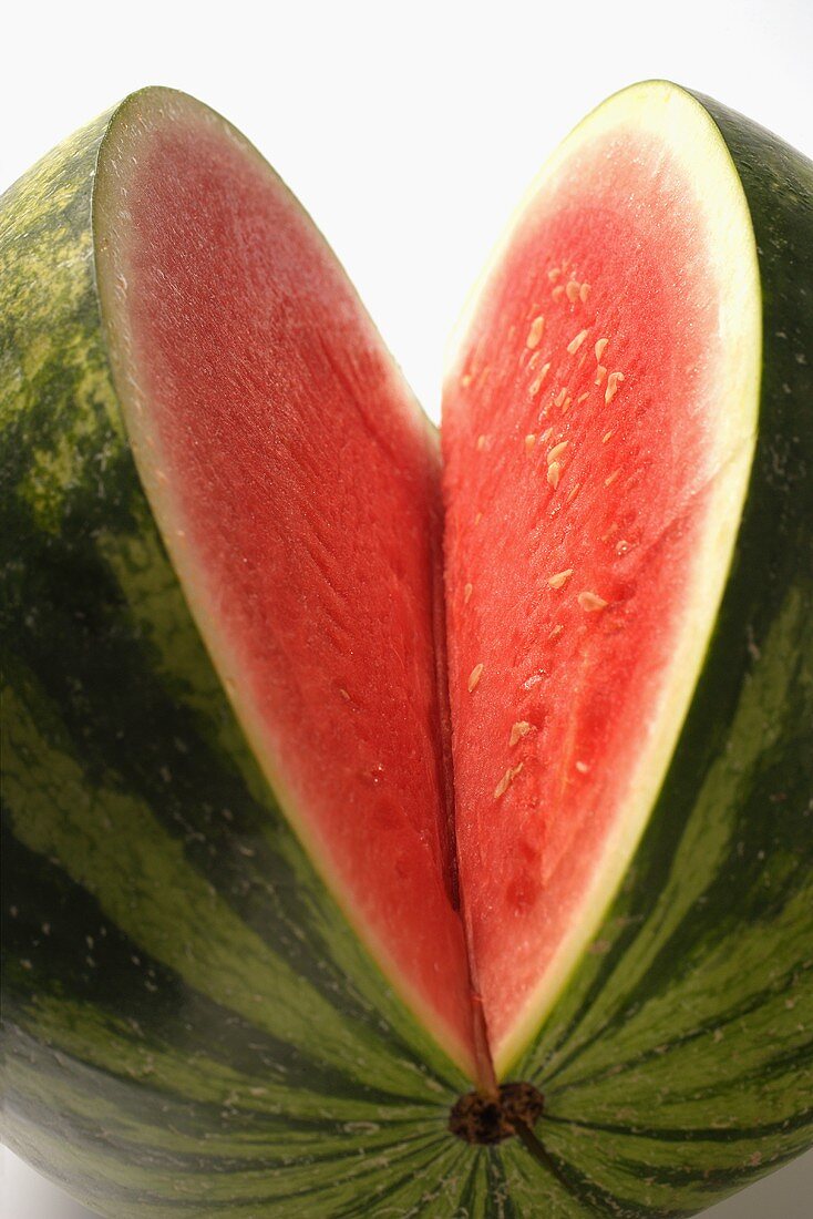 Wassermelone mit herausgeschnittener Spalte