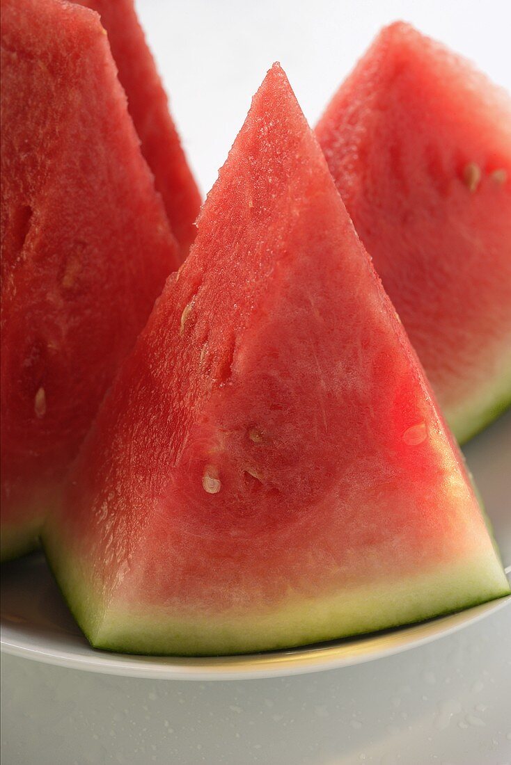 Wassermelonenschnitze auf Teller