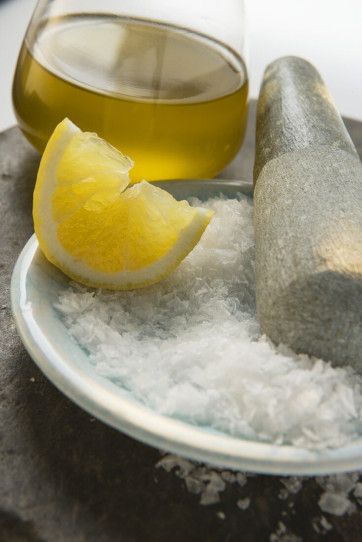 Grobes Salz mit Stössel, Zitrone und Olivenöl