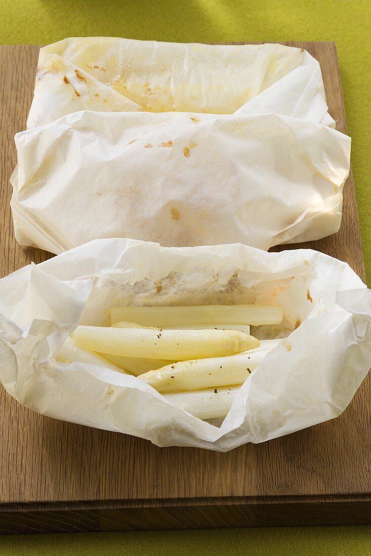 White asparagus, cooked in paper