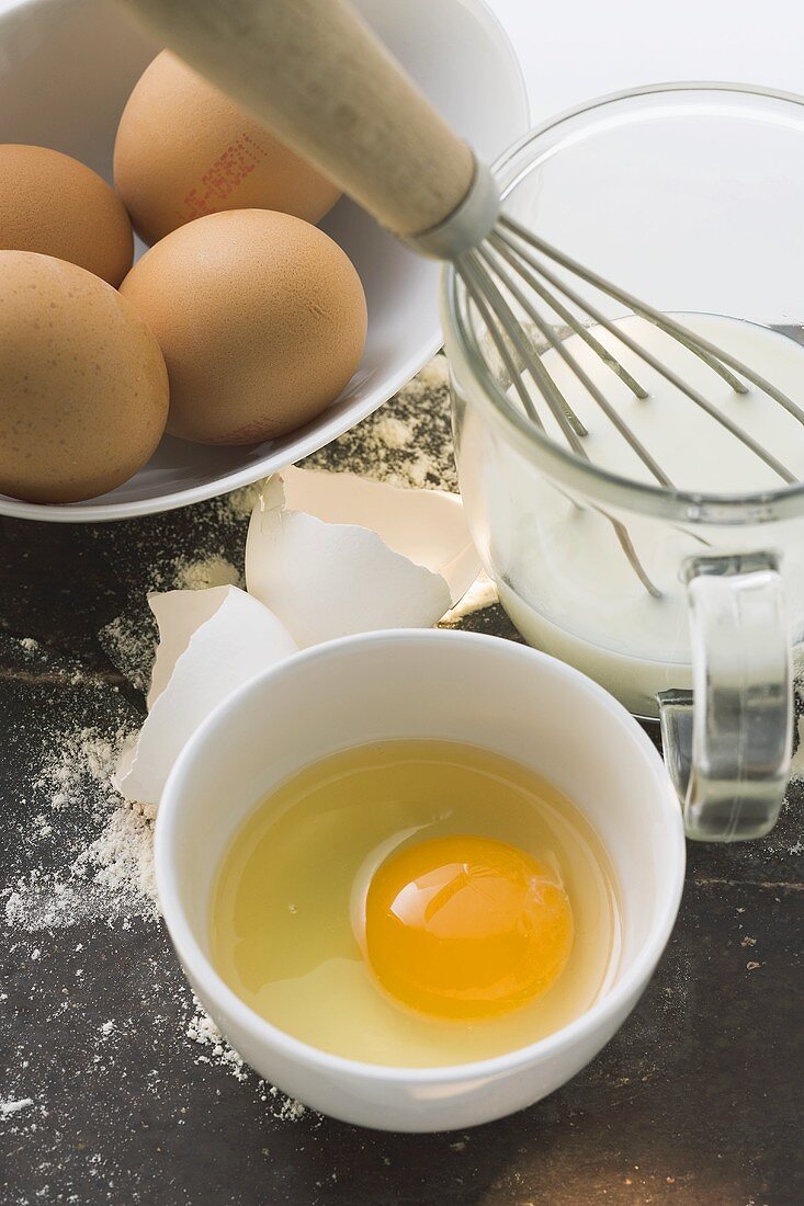 Zutaten für Pfannkuchen: Eier, Milch und Mehl