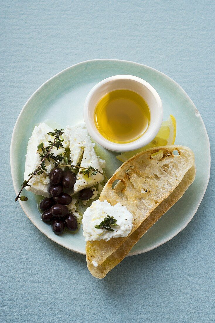 Crostini mit Schafskäse, Oliven, Thymian und Olivenöl