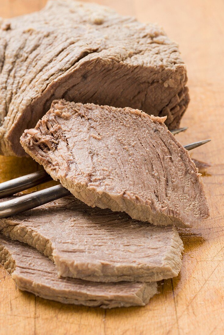 Gekochtes Rindfleisch, teilweise in Scheiben geschnitten