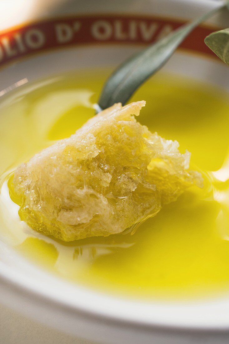 Olivenöl in Schale mit Weißbrot