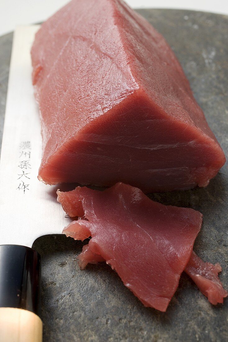 Tuna fillet with Asian knife