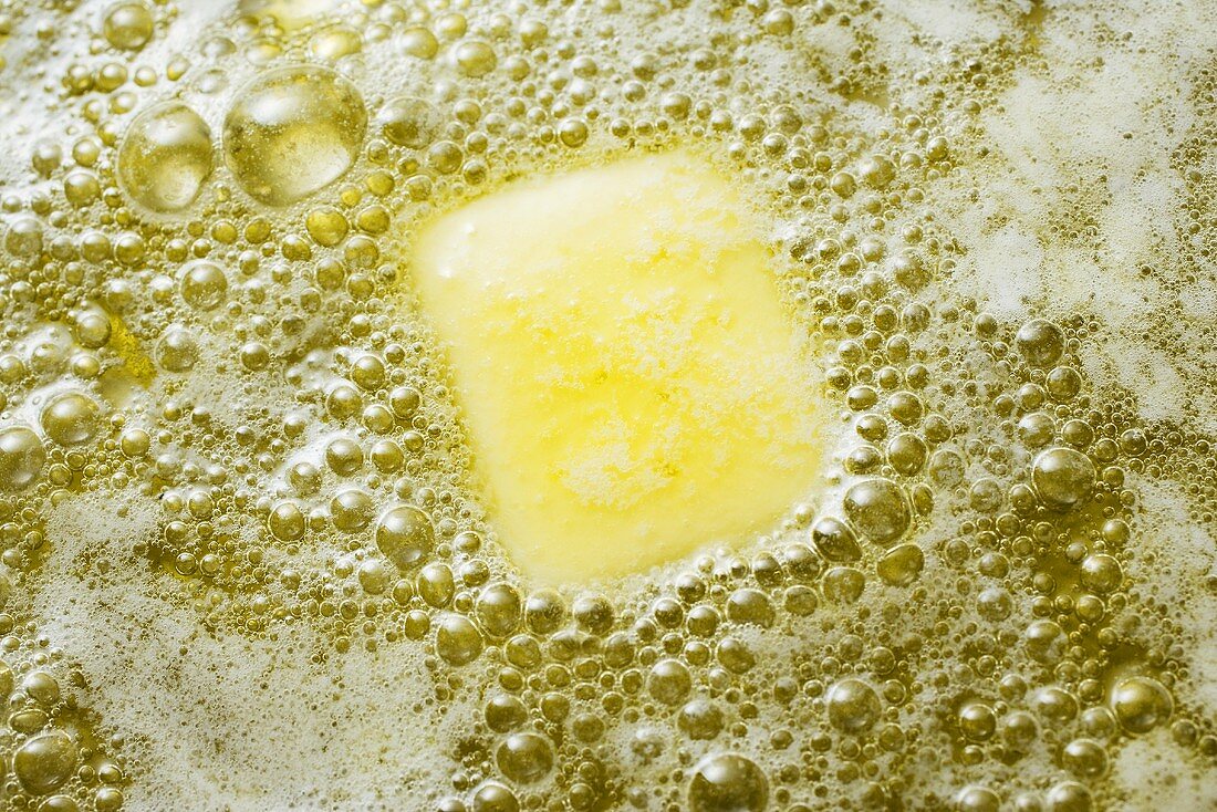 Butter und Öl in Pfanne erhitzen