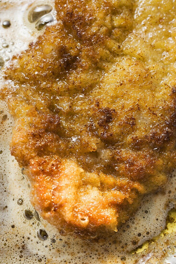 Schnitzel in Pfanne braten