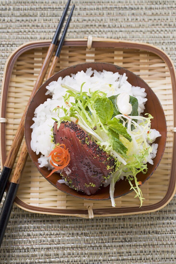 Rohes Thunfischfilet mit Mohn, Reis und Salat