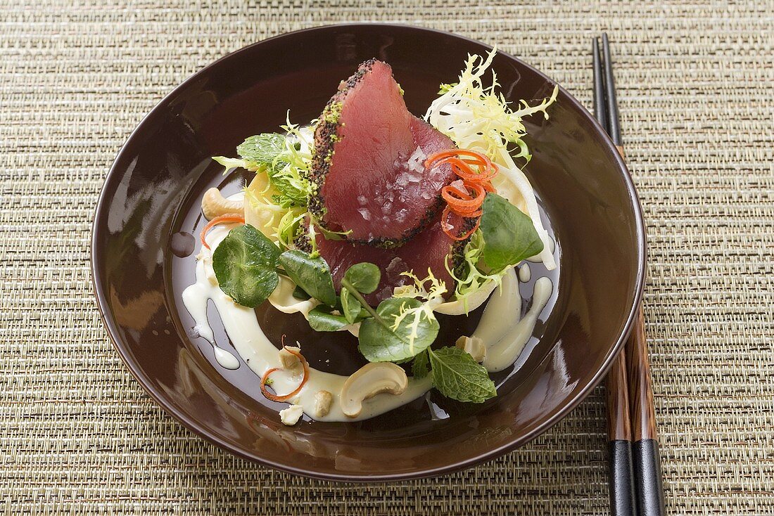 Rohe Thunfischfilets mit Mohn auf Salat in Gebäckschale