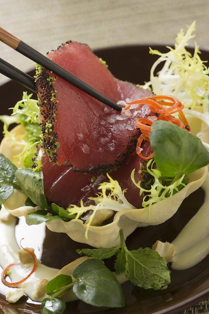 Rohe Thunfischfilets mit Mohn auf Salat in Gebäckschale