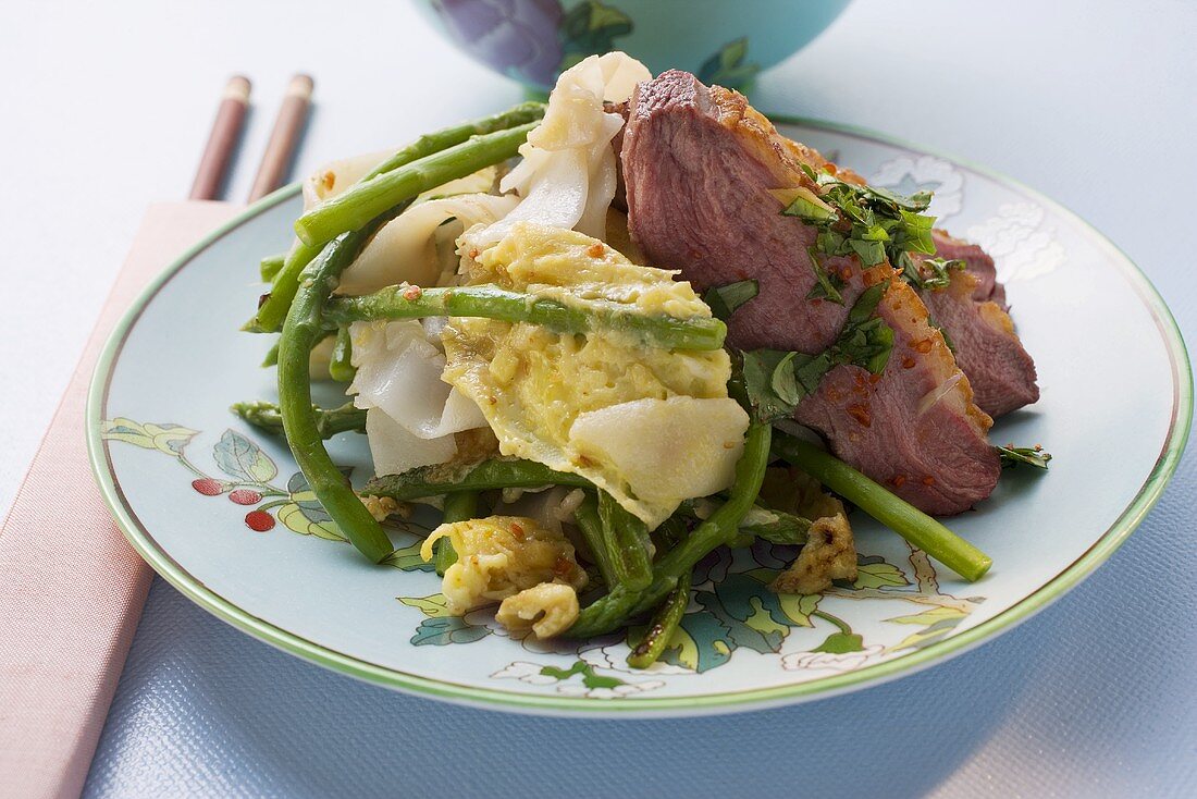 Duck breast with rice noodles and green asparagus (China)