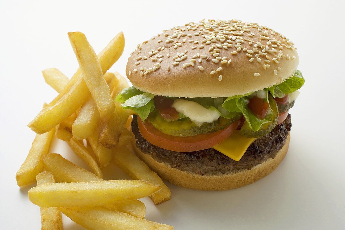 Cheeseburger mit Pommes frites