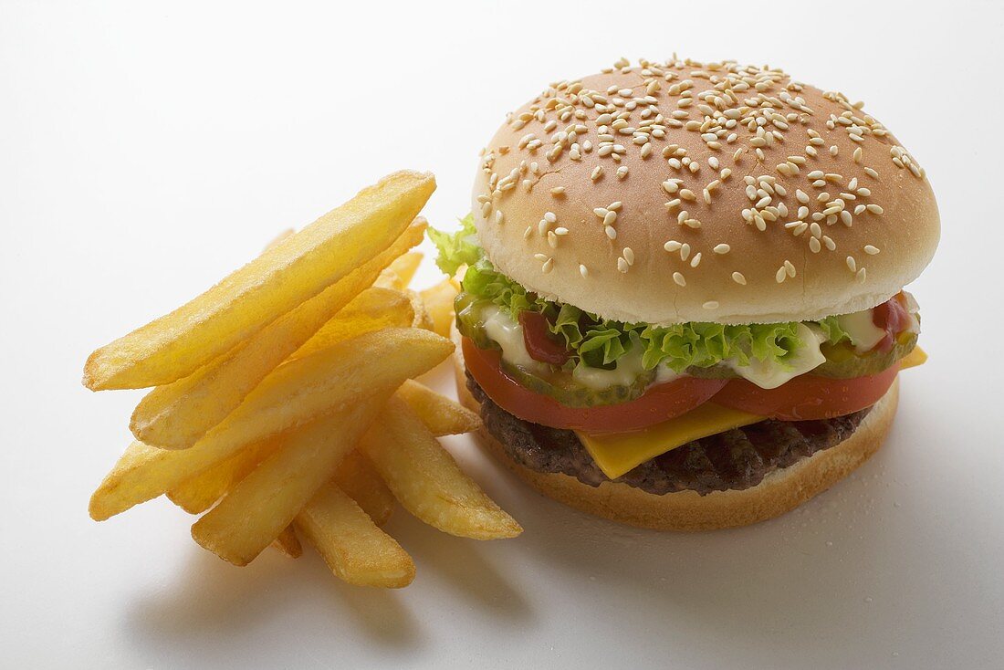 Cheeseburger mit Pommes frites