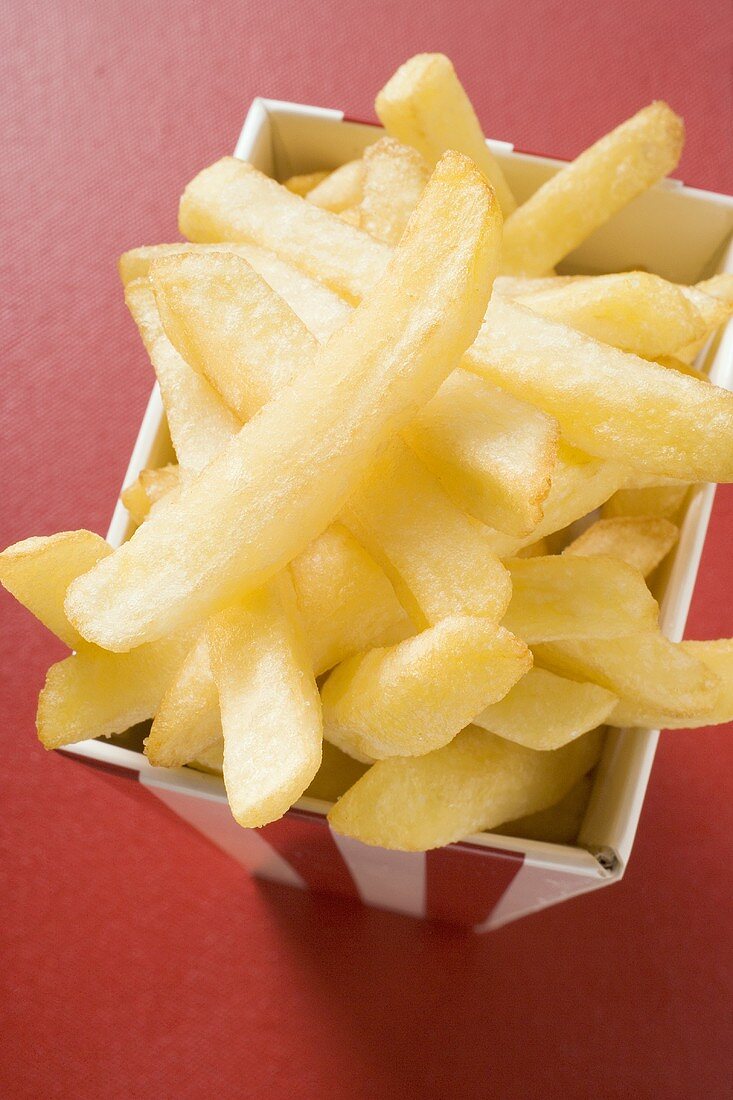 Pommes frites in gestreifter Schachtel