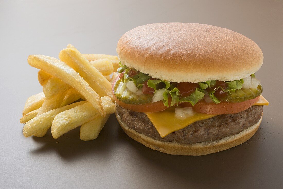 Cheeseburger mit Pommes frites