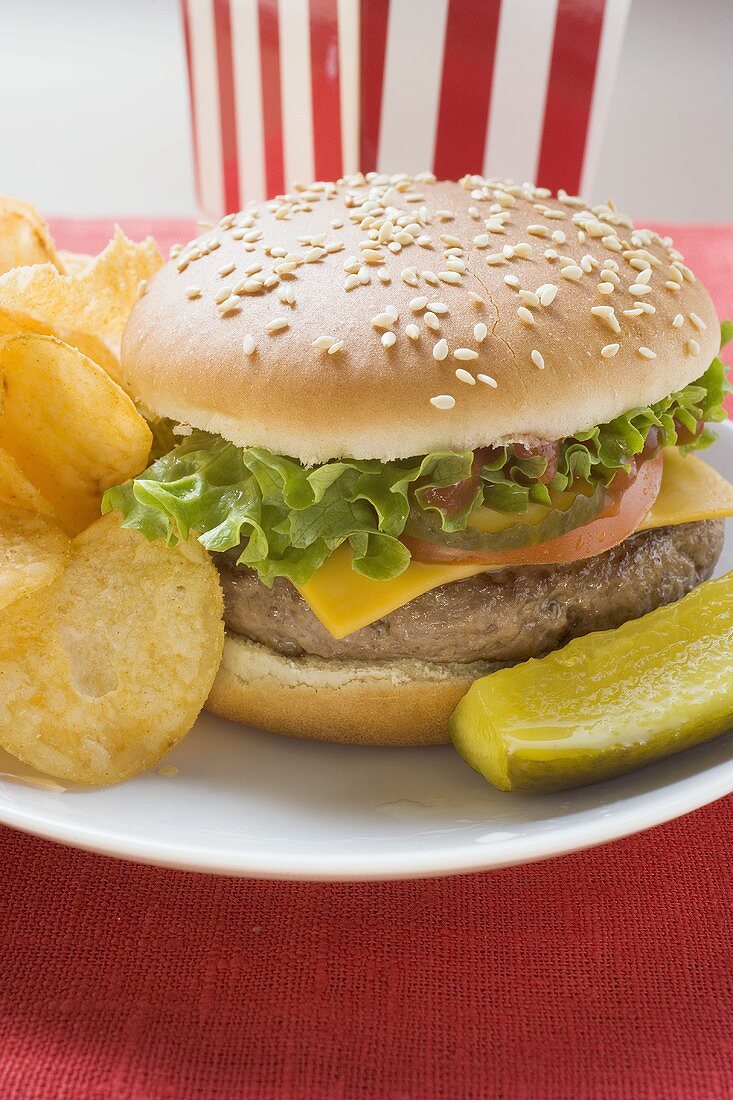 Cheeseburger with potato crisps and gherkin