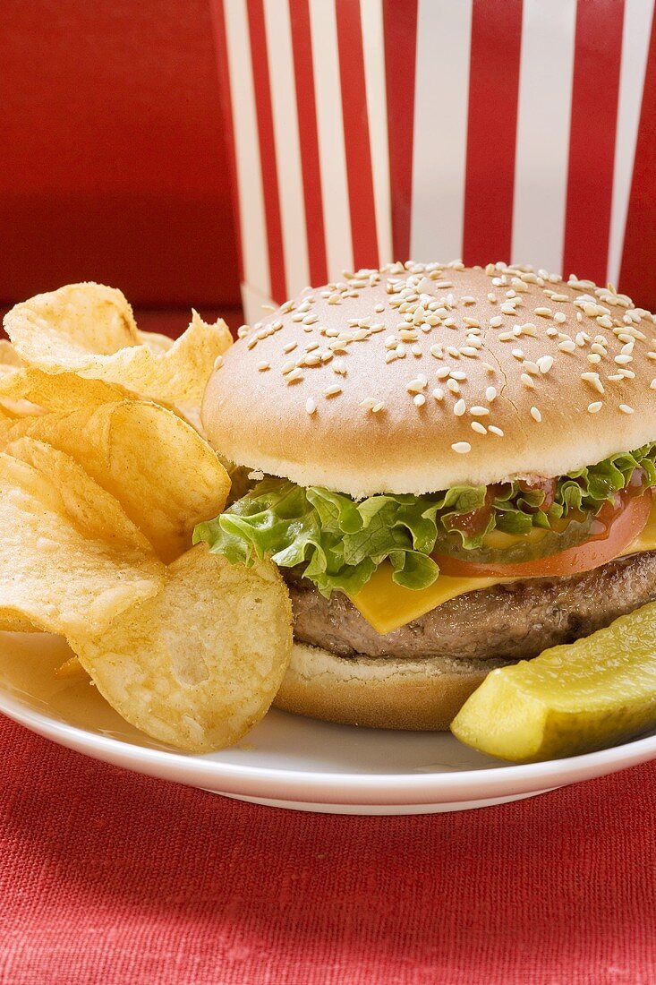 Cheeseburger with potato crisps and gherkin