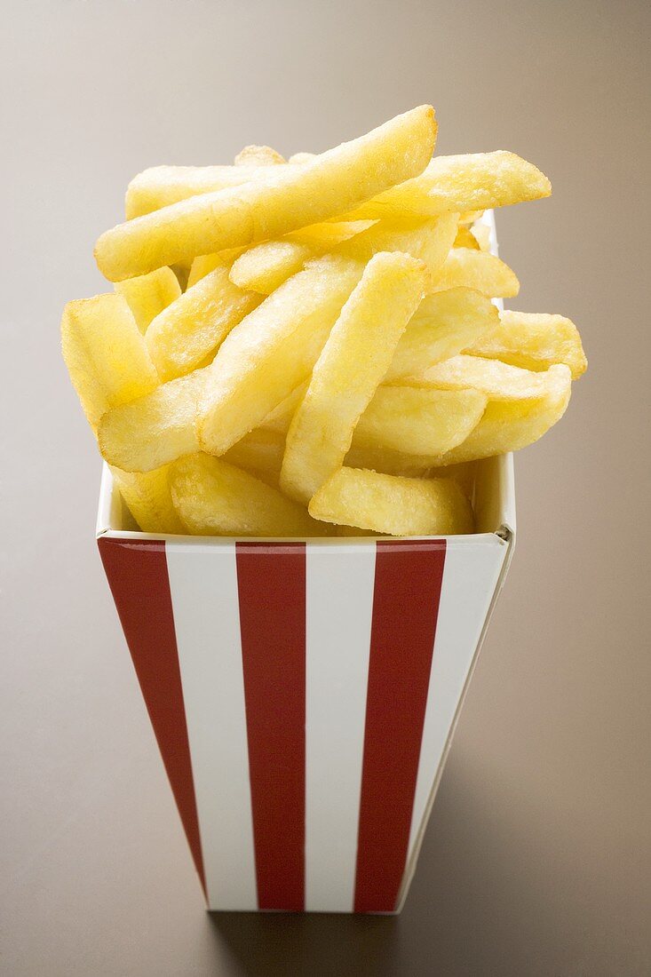 Pommes frites in gestreifter Schachtel