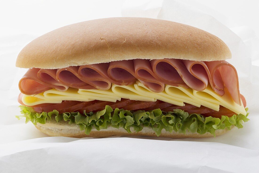 Sub-Sandwich auf Butterbrotpapier