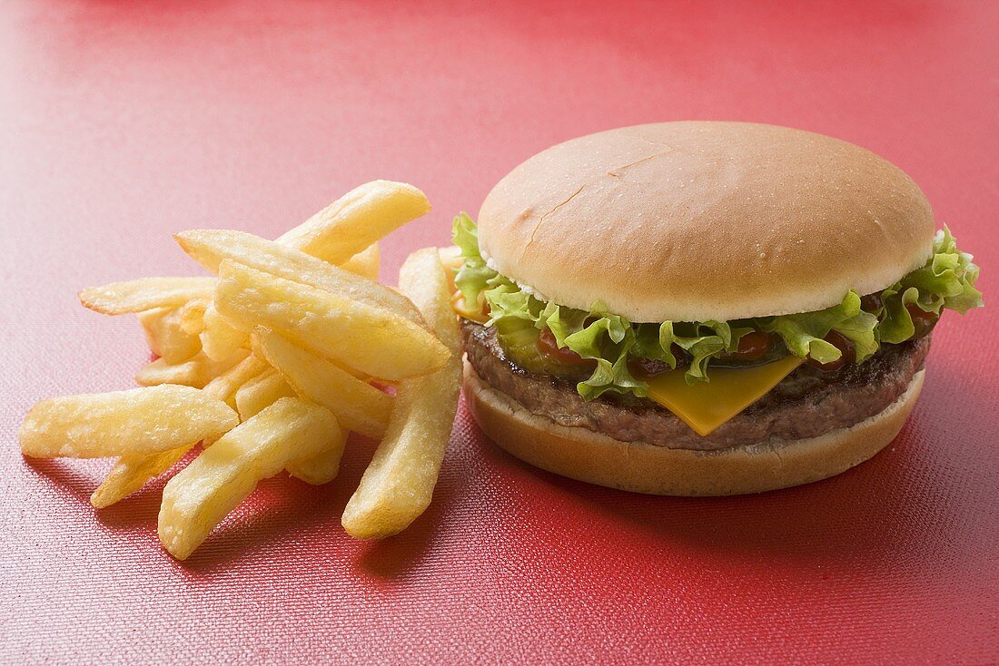 Cheeseburger with chips