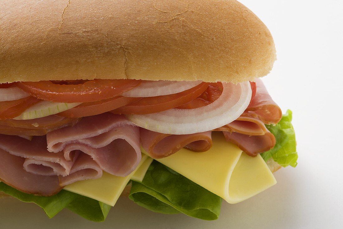Sub-Sandwich mit Schinken, Käse, Tomaten und Zwiebeln