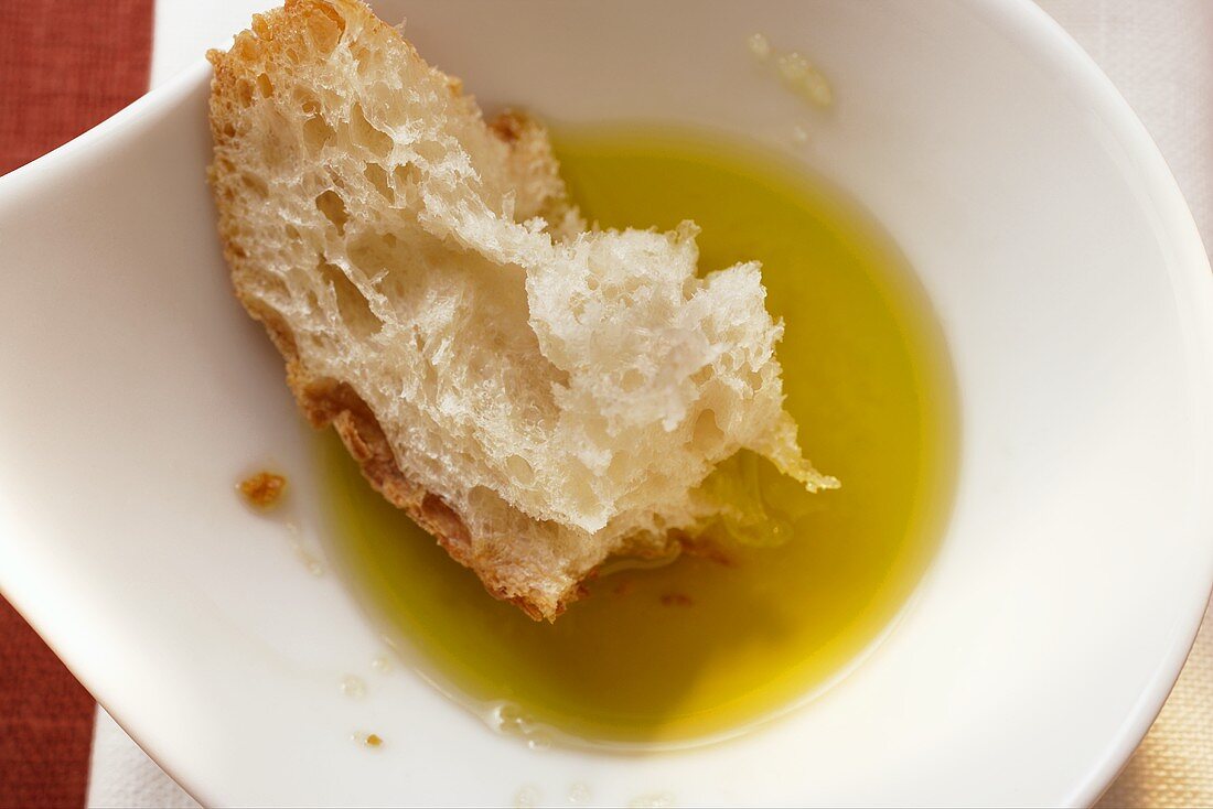 Olive oil with white bread