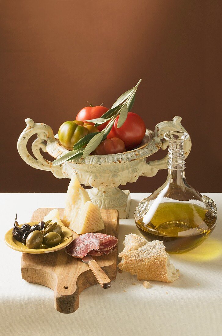 Oliven, Wurst, Parmesan, Olivenöl, Weißbrot und Tomaten