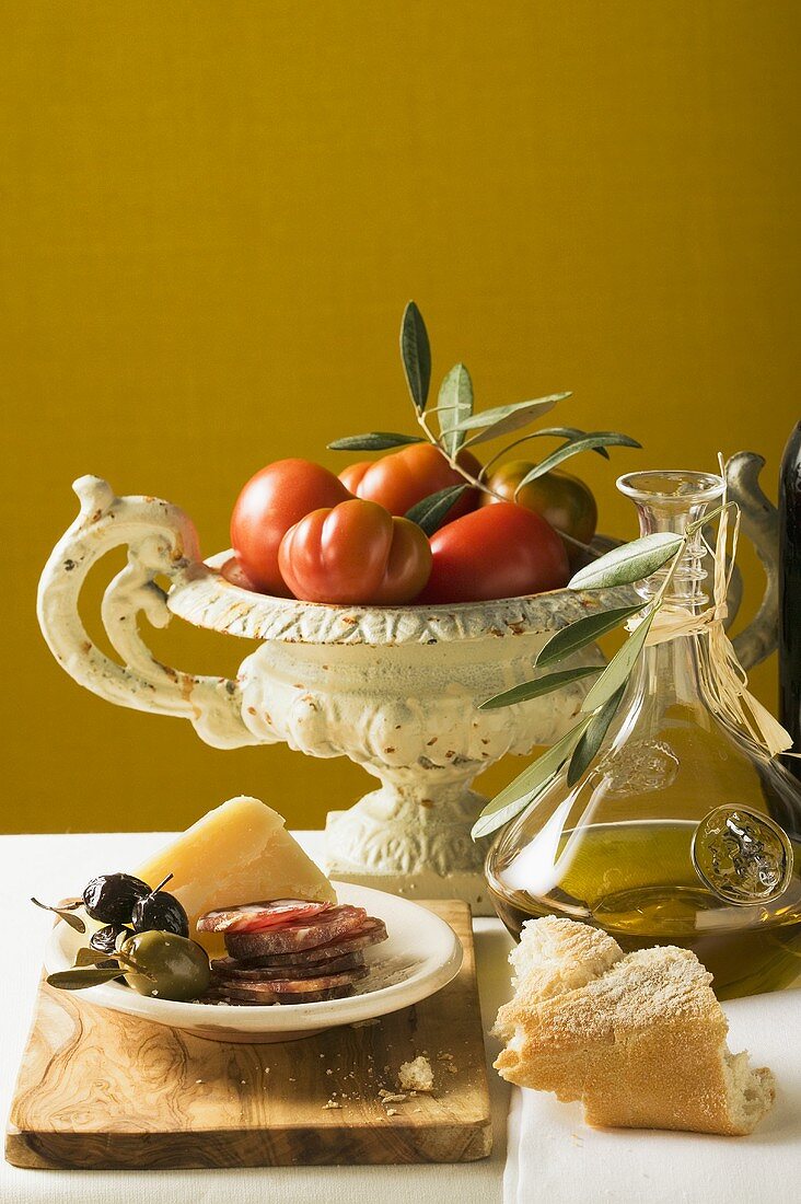 Oliven, Wurst, Parmesan, Brot, Olivenöl und Tomaten