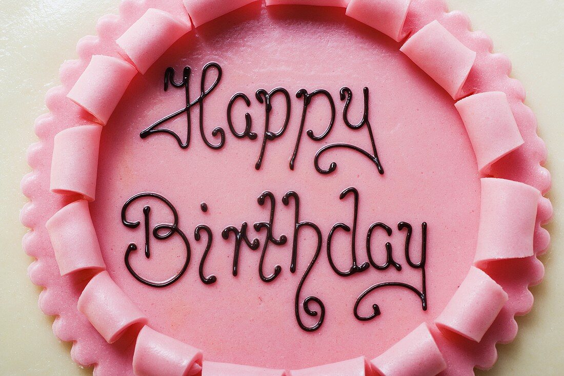 https://media01.stockfood.com/largepreviews/Mjg3NjQ3NzY=/00927896-Birthday-cake-with-the-words-Happy-Birthday-close-up.jpg