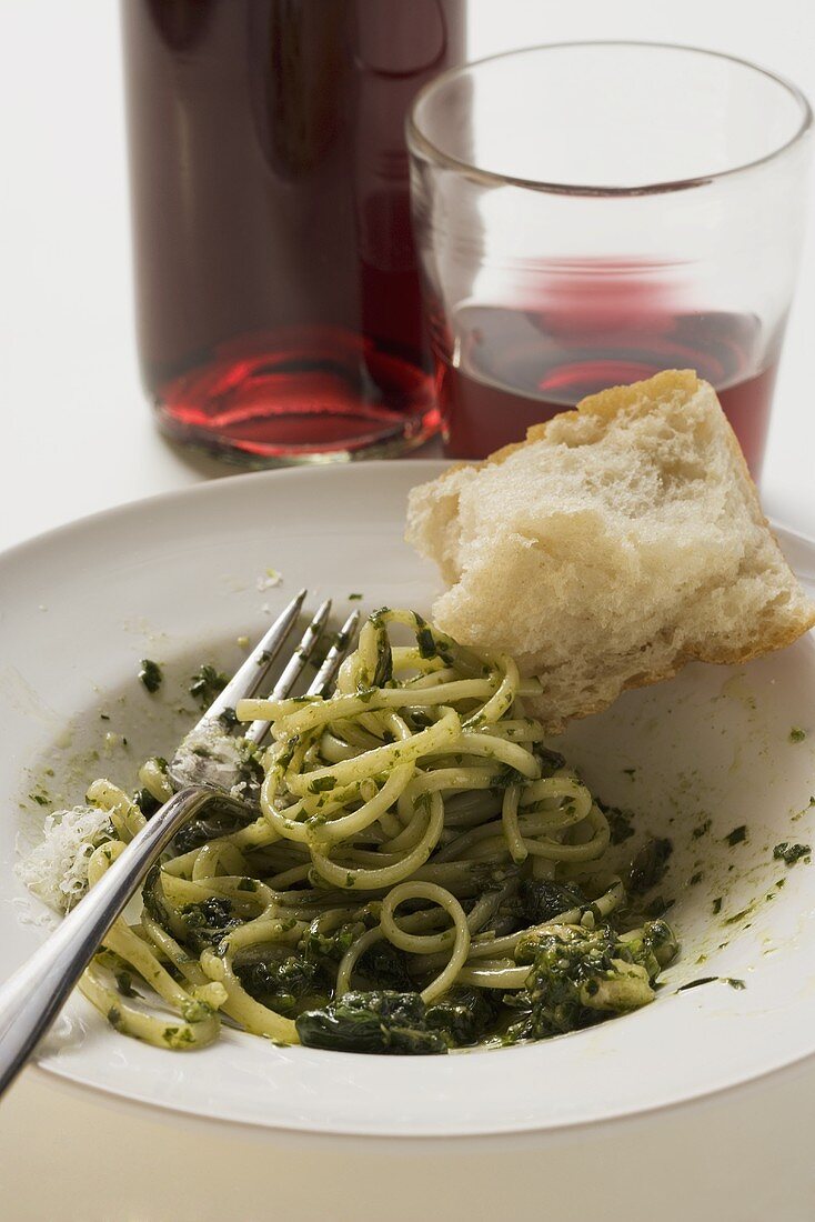 Linguine mit Pesto, Weißbrot und Rotwein