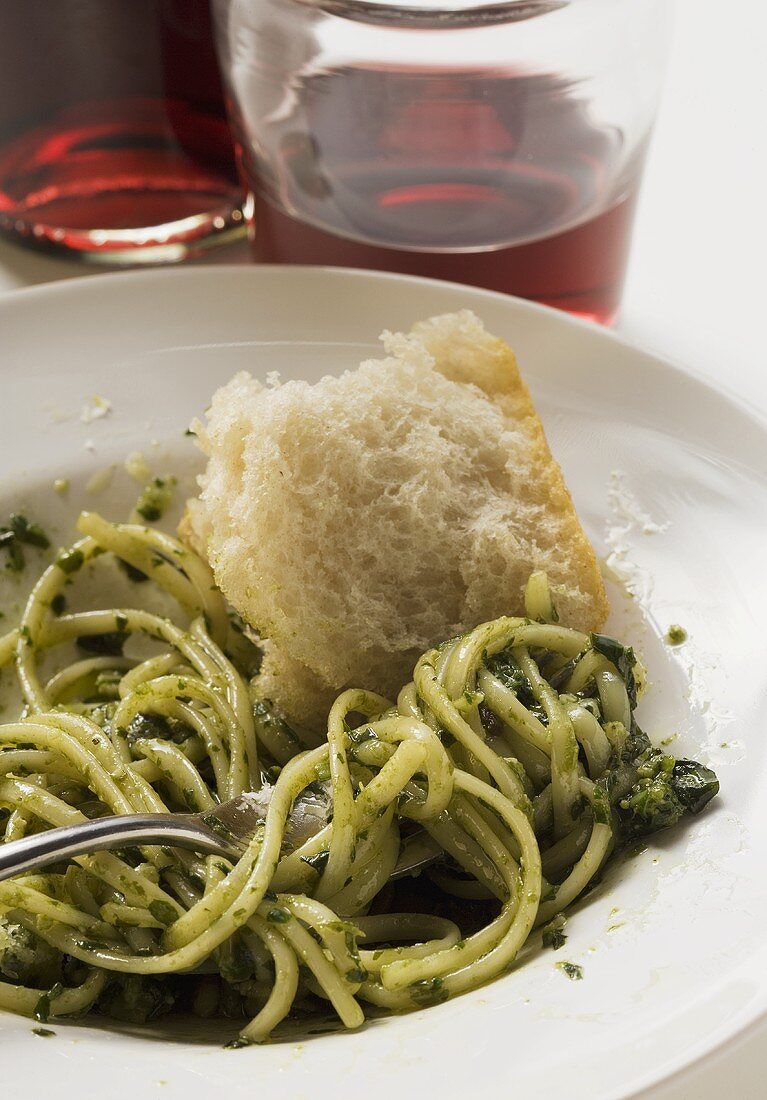 Linguine mit Pesto, Weißbrot und Rotwein