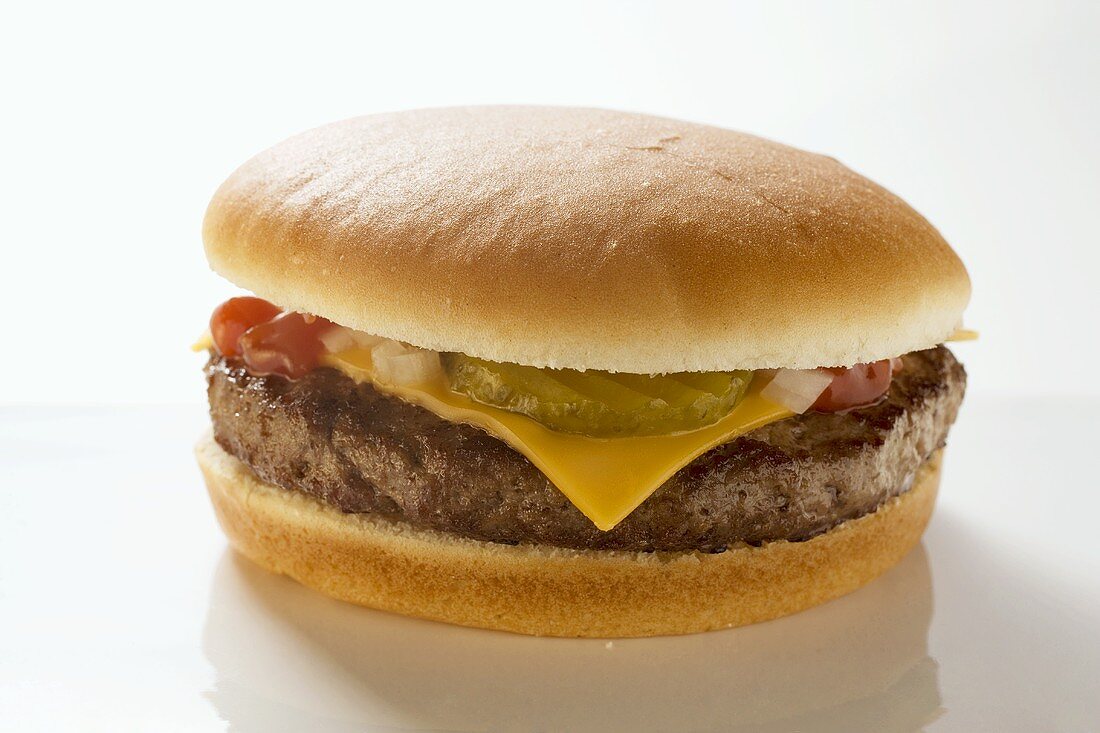 Cheeseburger with gherkin, onions and ketchup