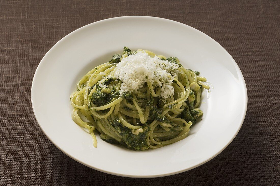 Linguine mit Pesto und Parmesan