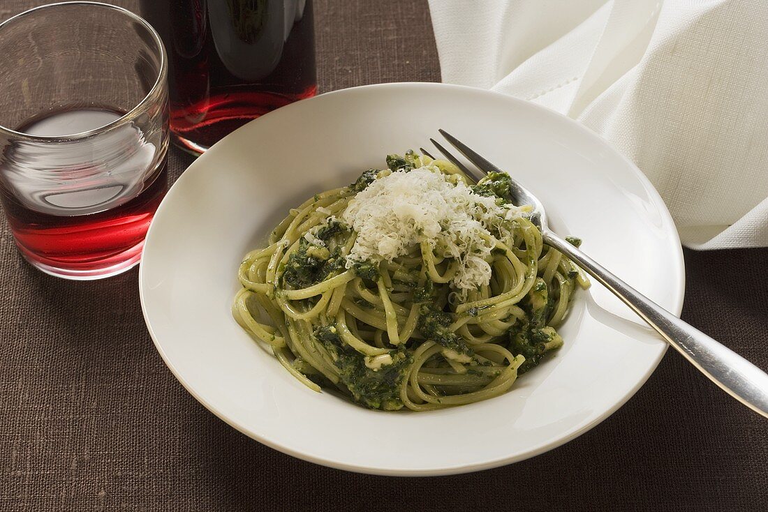 Linguine mit Pesto und Parmesan, Rotwein