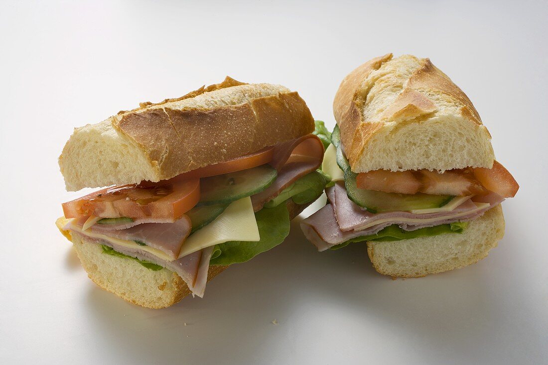 Baguette mit Schinken, Käse, Tomaten, Gurken (halbiert)