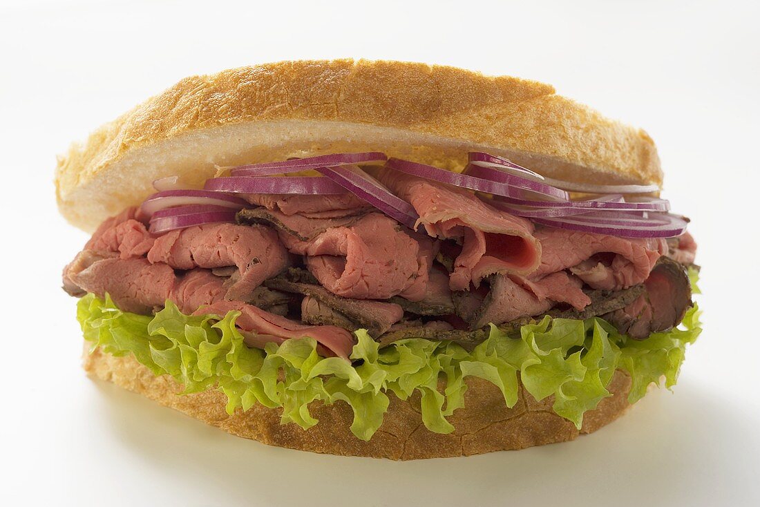 Sandwich mit Roastbeef und Zwiebeln