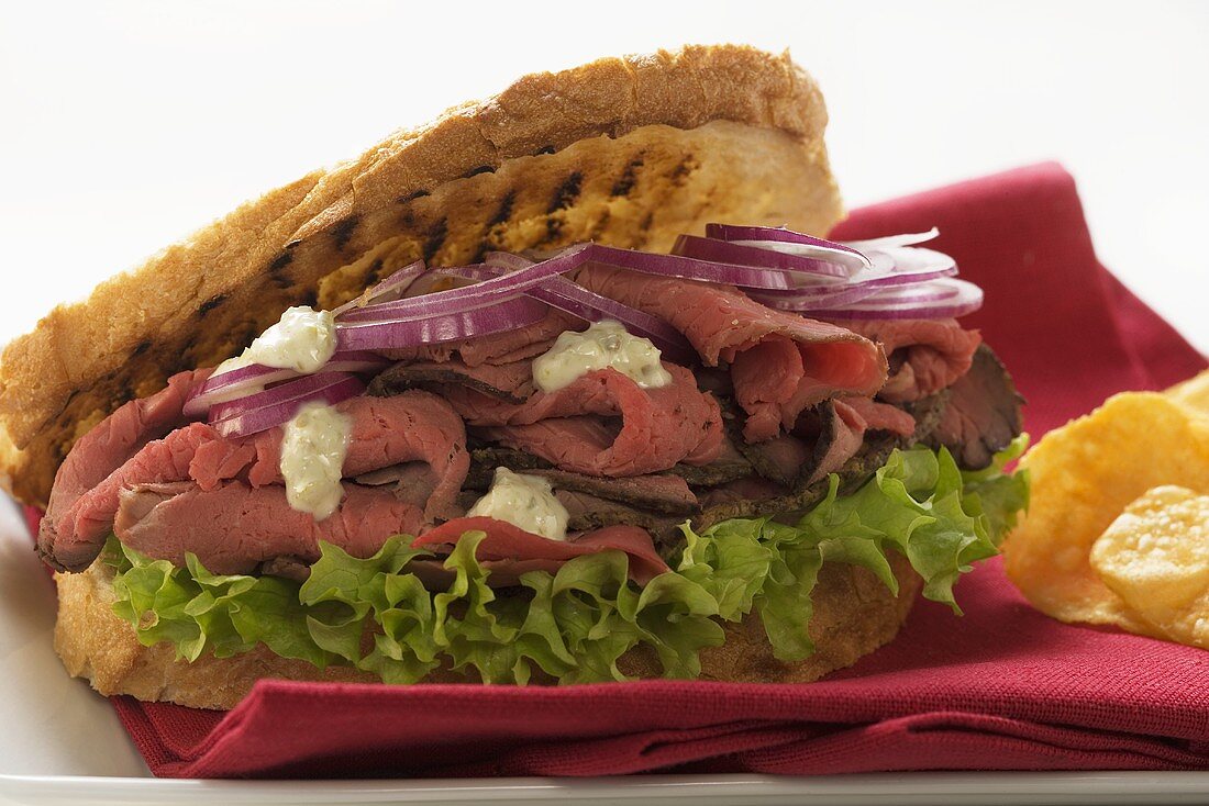 Sandwich mit Roastbeef und Zwiebeln, Chips