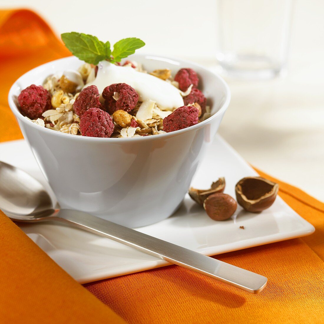 Müsli mit Himbeeren, Nüssen und Joghurt