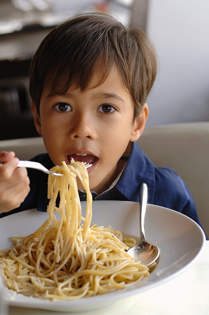 Kleiner Junge isst Spaghetti