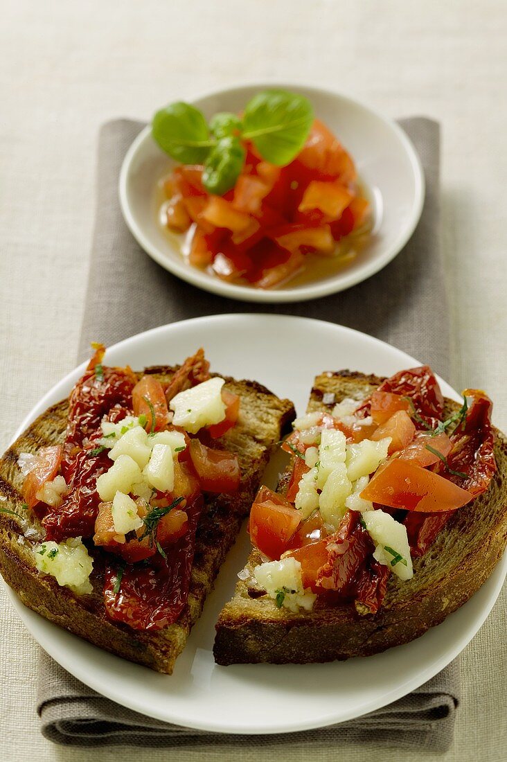 Bruschetta mit getrockneten Tomaten und Pecorino