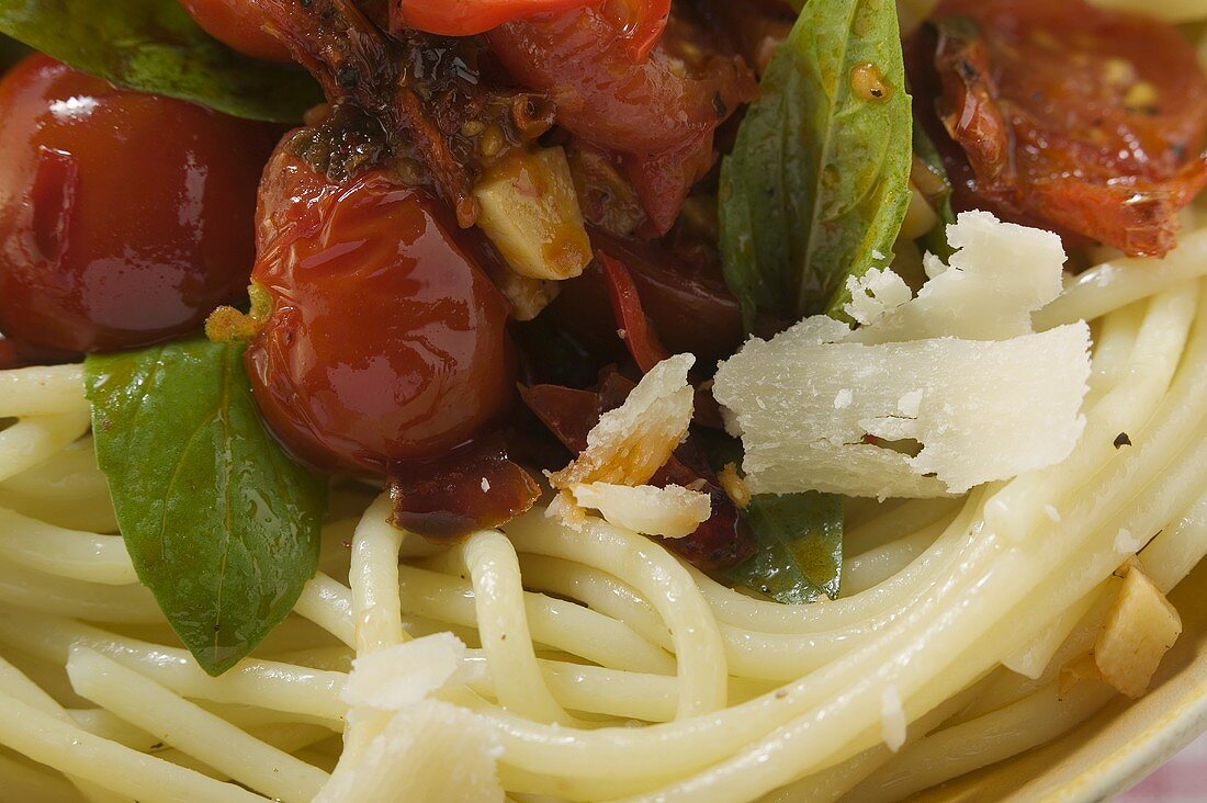 Spaghetti with tomatoes (close-up)