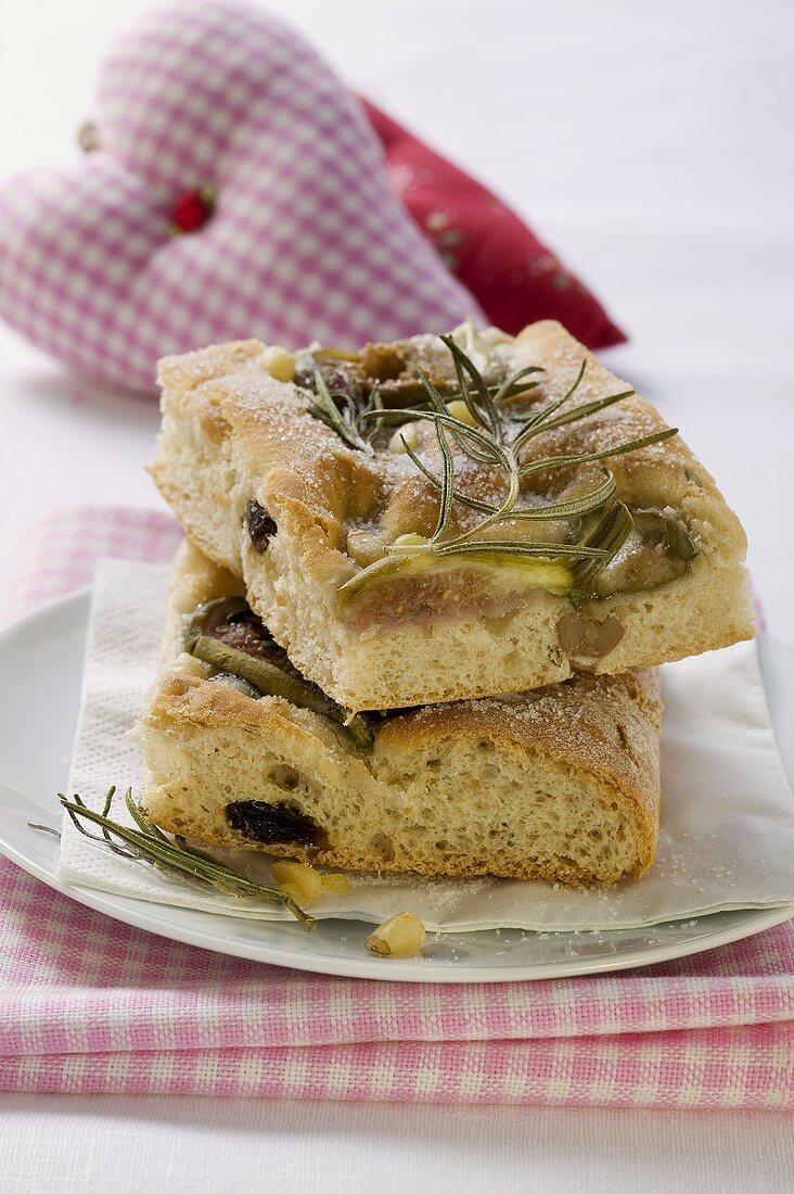 Focaccia mit Feigen, Rosmarin und Pinienkernen