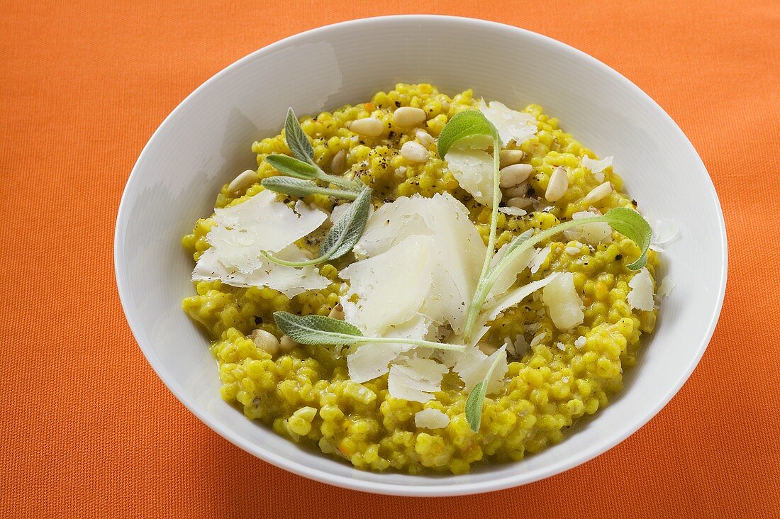 Risotto mit Salbei, Pinienkernen und Parmesan