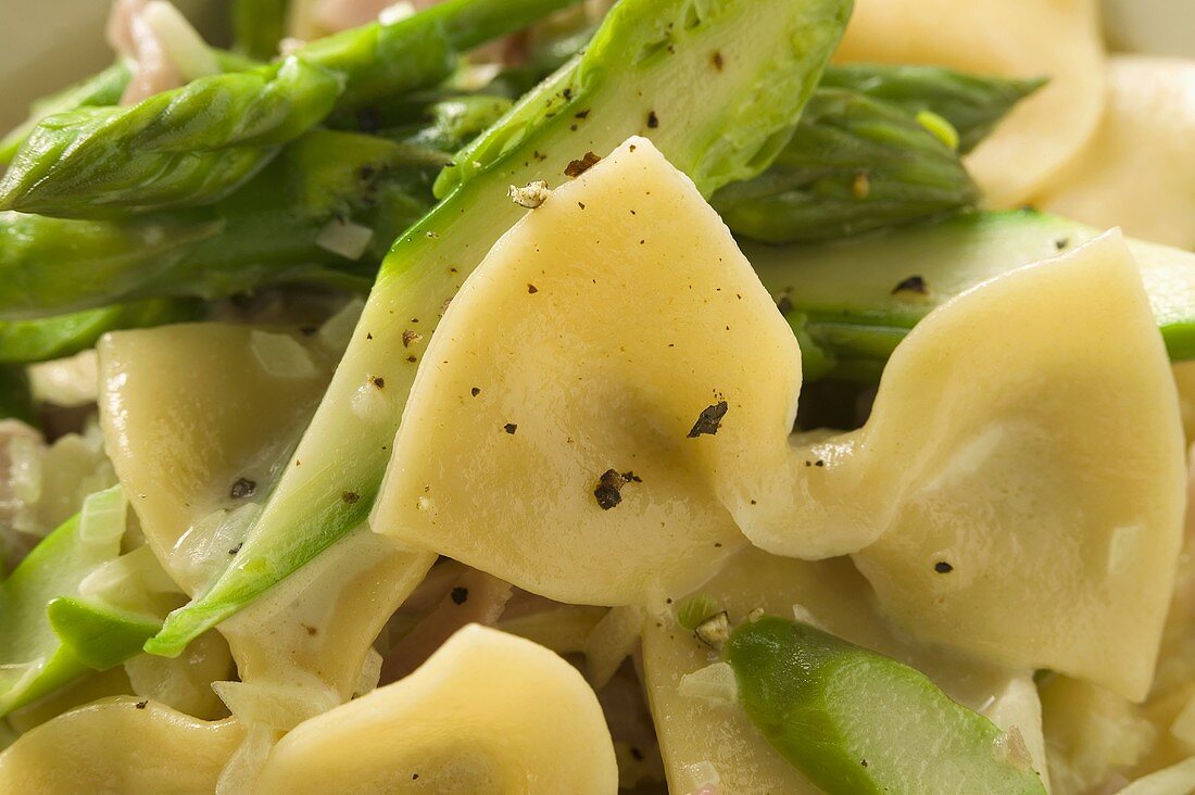 Farfalle with green asparagus and ham (close-up)