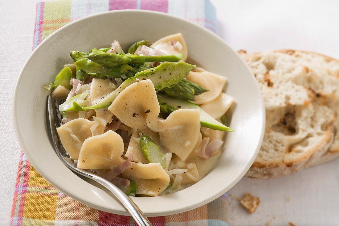Farfalle with green asparagus and ham