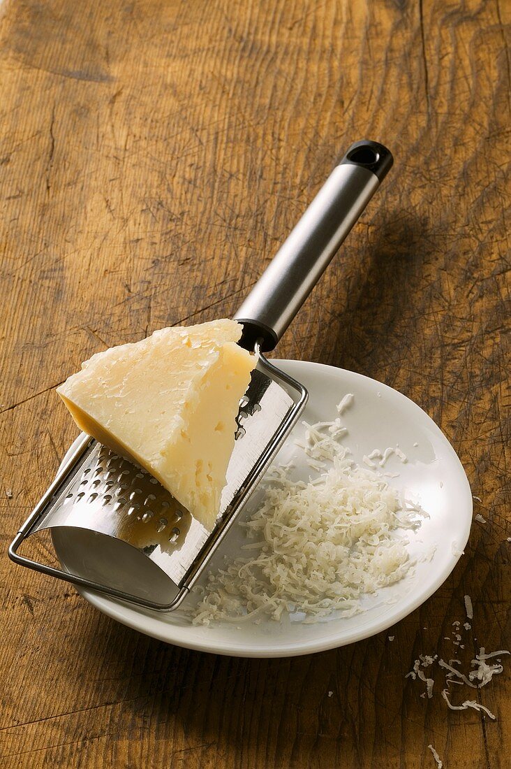 Stück Pecorino mit Reibe